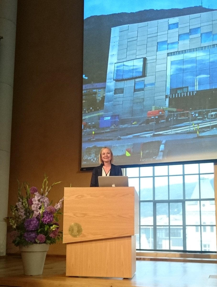 -Aldri har det vært viktigere å forstå den makt som ligger i et bilde sier @KarinHindsbo ved åpningen av @KHiBergen