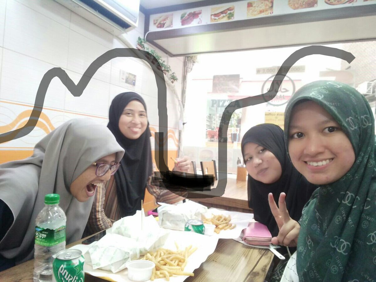 WidAdihaw's tweet photo. Eating happily for the first time here. Itaewon Halal Pizza. #doublebeefburger https://t.co/7al9ZL5P7v