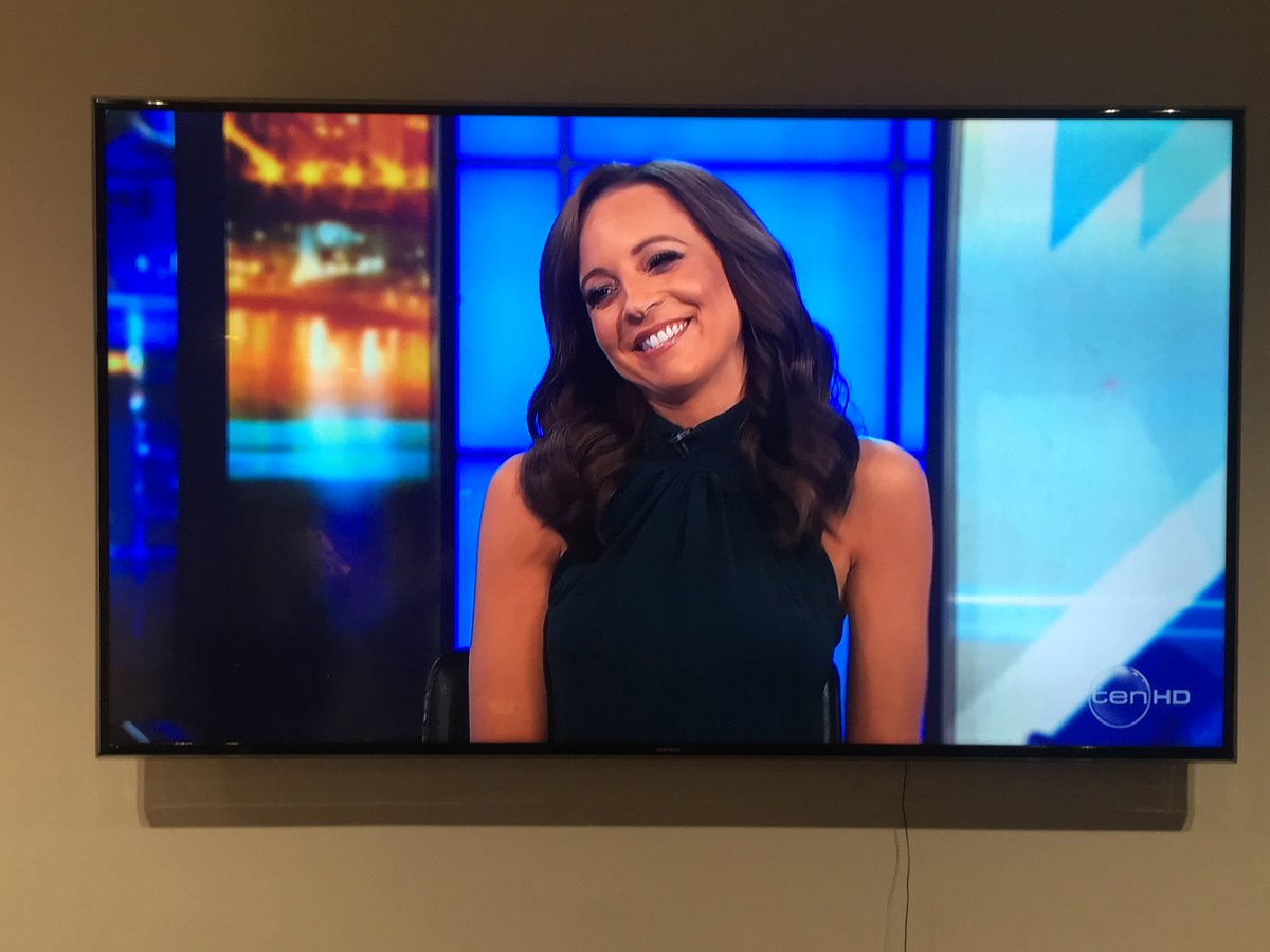 PublicisAus's tweet image. Brunettes have more fun! Check out the breaking news of @BickmoreCarrie going brunette. Thks to @GarnierAU Nutrisse