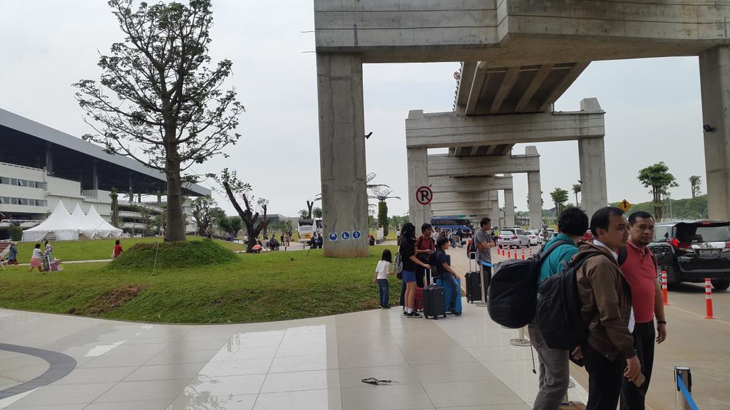 Akibat terminal 3 belum rampung dibgn
Penumpang kedatangan hrs berpanas ria di pnggir jln.resmi yg dipaksakan