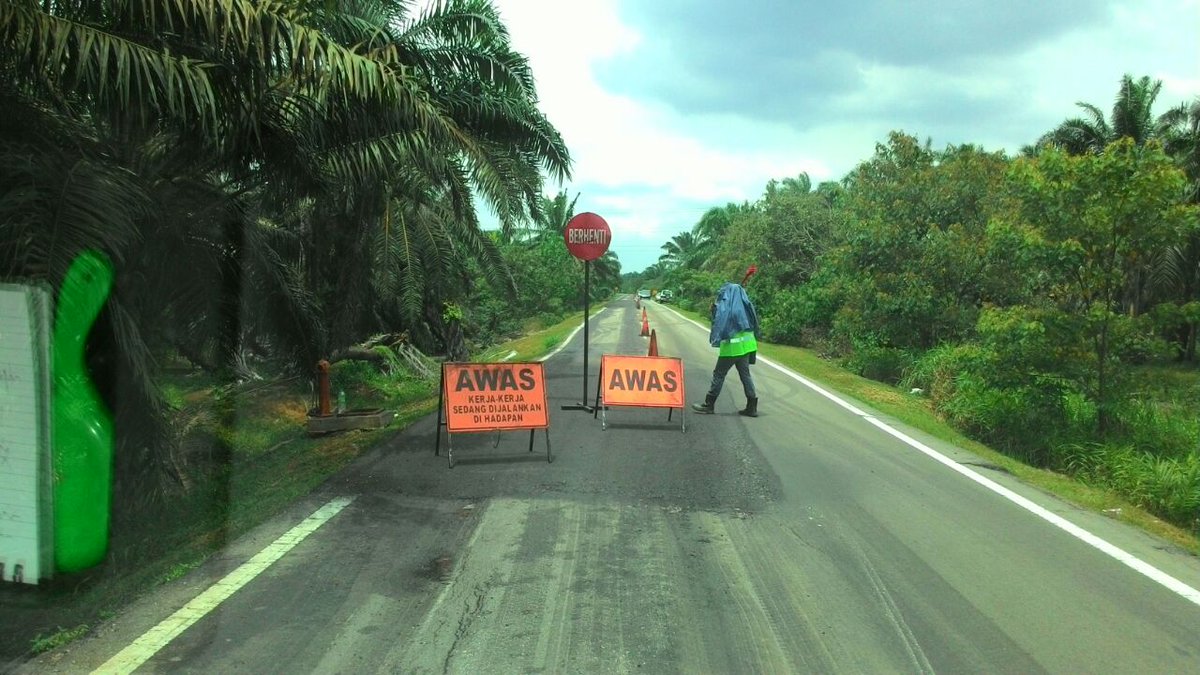 Terima Kasih kpd JKR, kerja naik taraf di Jalan Niyor~Kluang sedang dijalankan <a href="/HishammuddinH2O/">Hishammuddin Hussein 🇲🇾</a> <a href="/onnhafiz/">Onn Hafiz Ghazi</a> <a href="/zeekay15/">Kucing Gebu</a>