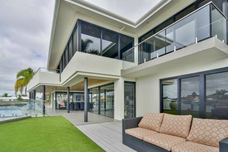 thehomepage_au's tweet photo. A taste of luxury and lifestyle, located in Dudley Park, #WA is #forsale. https://t.co/QpAfBmiW6E #largefamilyhome https://t.co/q78B9M4iAs