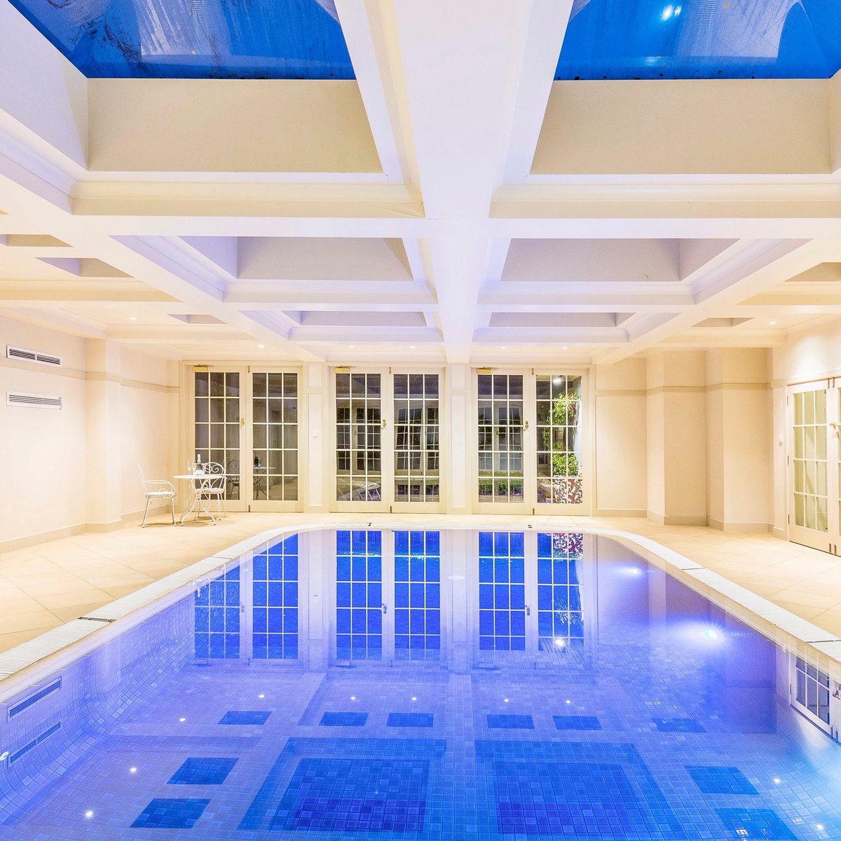 Reflections of artistry and elegance...visit luton.com.au/5873449/56-nat…
#picoftheweek  #indoorswimingpool