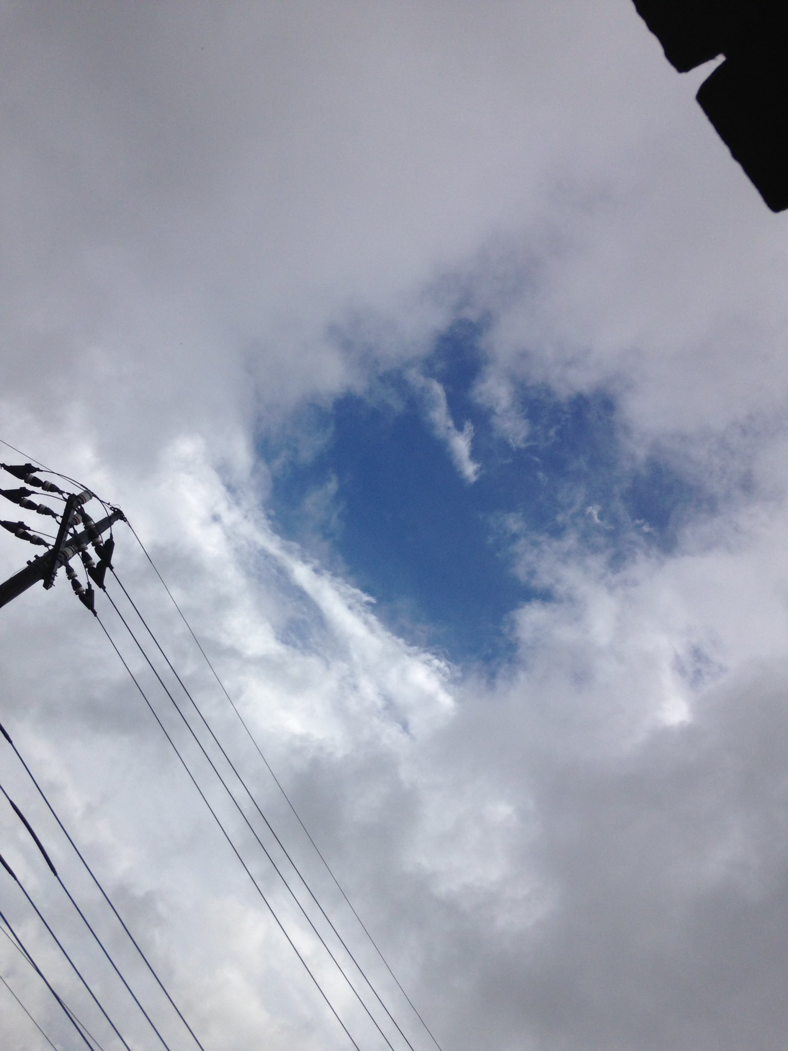 聖月 沖縄で見たことある台風の目は沖縄をすっぽり包むくらいデカイので こんな雲の隙間見たことない そして台風の目の境目が 台風の中心なので一番雨風がキツイ T Co Wz5rbkyjru Twitter