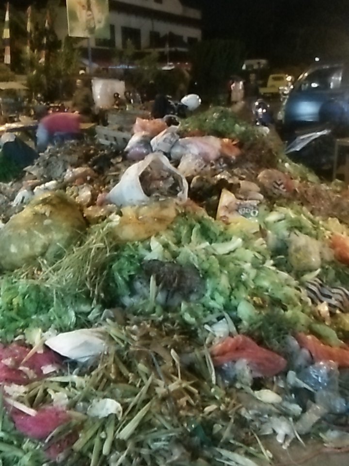 ucaspasar's tweet photo. @WargaBogorKota sampah di jalan dewi sartika dpan bank panin selalu menumpuk di karnakan sehari cuma satu kali muat https://t.co/cgwPKYVICB