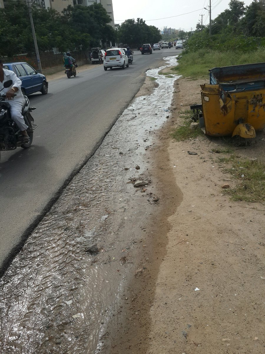 pande9's tweet photo. @KTRTRS water waste/ broken manjeera pipeline (3 months) in front of Indu fortune fields. authorities unresponsive https://t.co/yZMrYcnwty