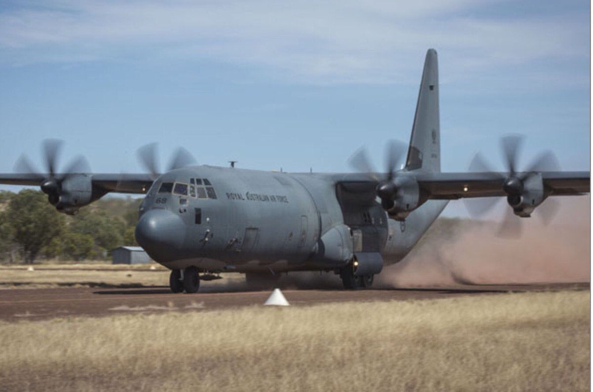 TheBaseLeg's tweet photo. Great chat in Darwin with 37 Sqn at the sidelines of #ExPB16 about Link 16 on their C-130Js https://t.co/AL3lrilBNE https://t.co/9sHlnCAF3M