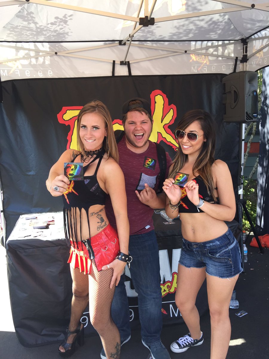 cobrahawkband's tweet photo. Stopped by the @999KISW booth at #paininthegrass to share a little bit of #cobrahawk love! #pain2016 https://t.co/sEoUbP7UPx