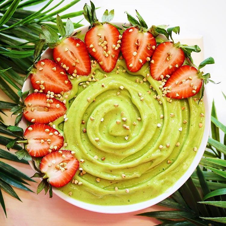 UrSmoothieBowl's tweet photo. 🍌Frozen banana+spinach+💧a cup of water+🍓strawberries+buckinis!Enjoy😍🍧 
#smoothie #lowcarb #detox #fructose #acaibowl https://t.co/VZwvawgcZ0