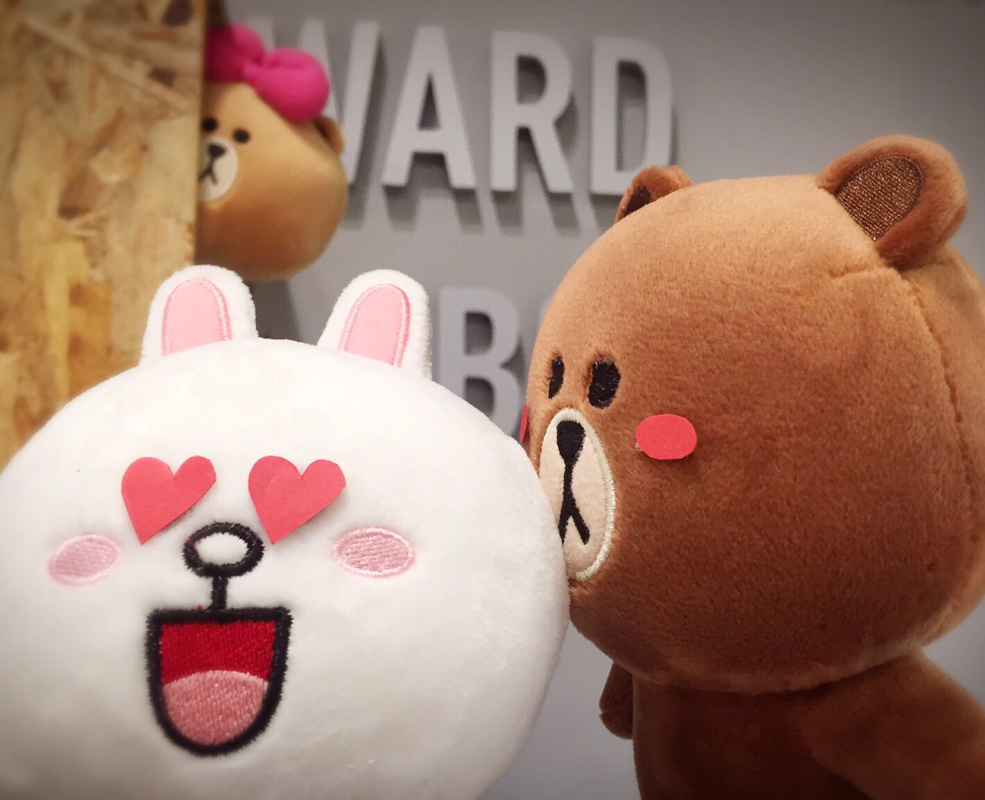 Line Friends Store福岡 今日もブラウンとコニーがラブラブしとるよ でも 後ろからブラウンの妹のチョコちゃんが お兄ちゃん取られて少しヤキモチかな みんなもラインフレンズストアに見においで Lineフレンズ