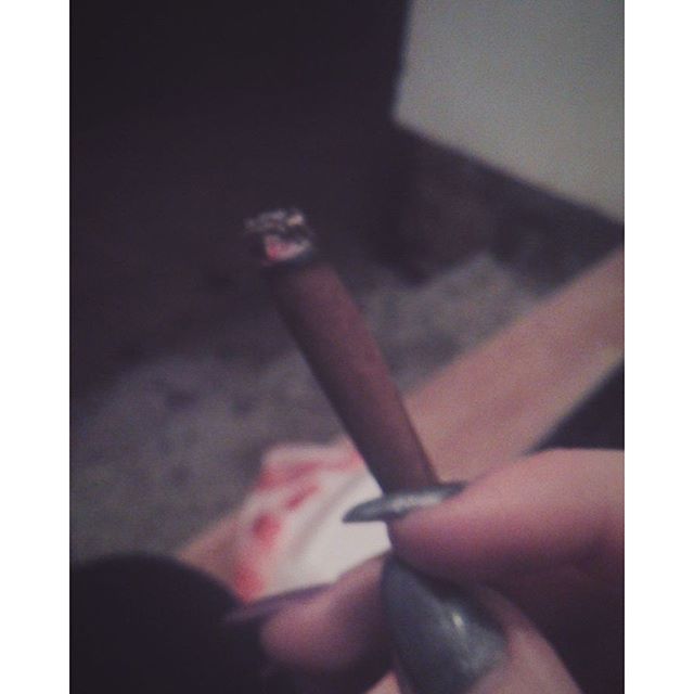 EstherLacy's tweet photo. 2nd solo blunt of the day https://t.co/6MUel6BR9J