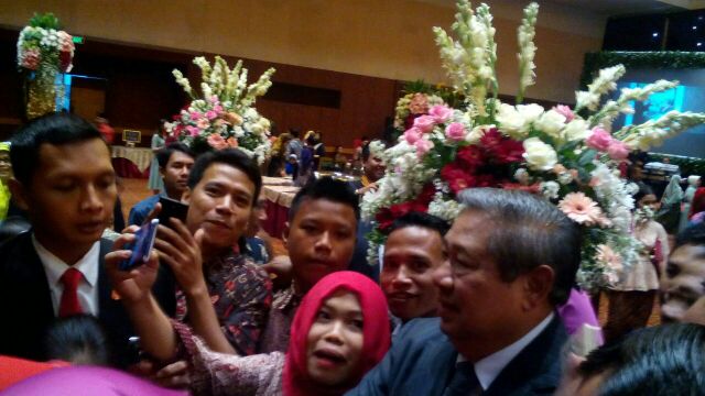 Terima kasih pak <a href="/SBYudhoyono/">S. B. Yudhoyono</a> sudah hadir dlm acara pernikahan..