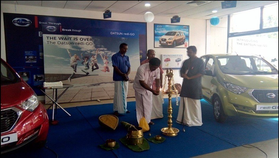 burnyourfuel's tweet photo. @DatsunIndia kicks off Chingam festivities in #Kerala with delivery of
the #Datsun #redigo to over 300 customers https://t.co/vlrxDJfhEk
