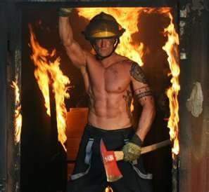 Vania_Lopez99's tweet photo. Este guapo bombero, a todas mis amigas les desea un caluroso saludo jajaja https://t.co/JWF9AuYXU2