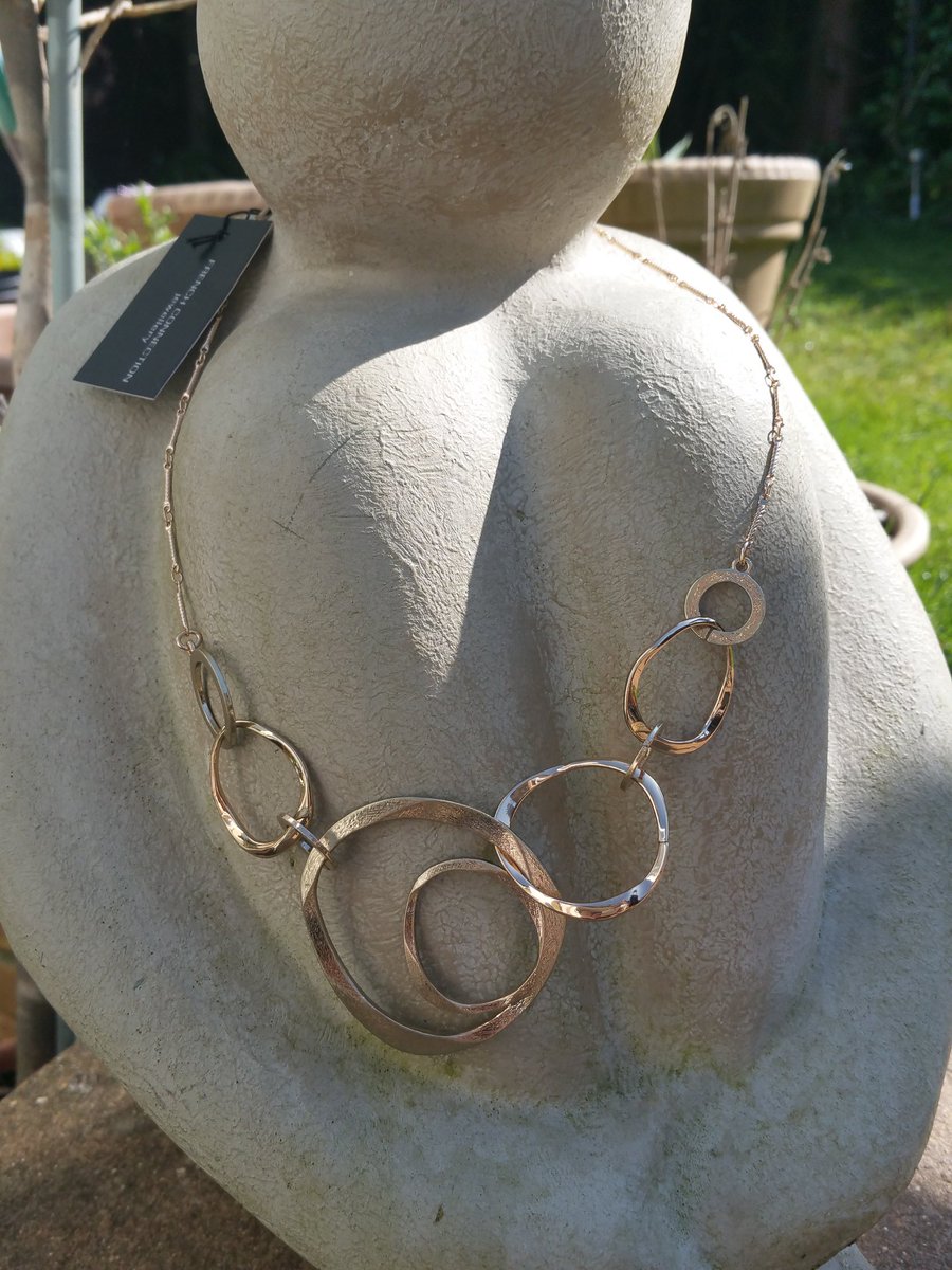 SwinkysTreasure's tweet photo. Take a peek at my EBay items https://t.co/iHSHWSpsUR branded cosmetics and designer jewellery all at low low prices https://t.co/vJsLZ6lB3D