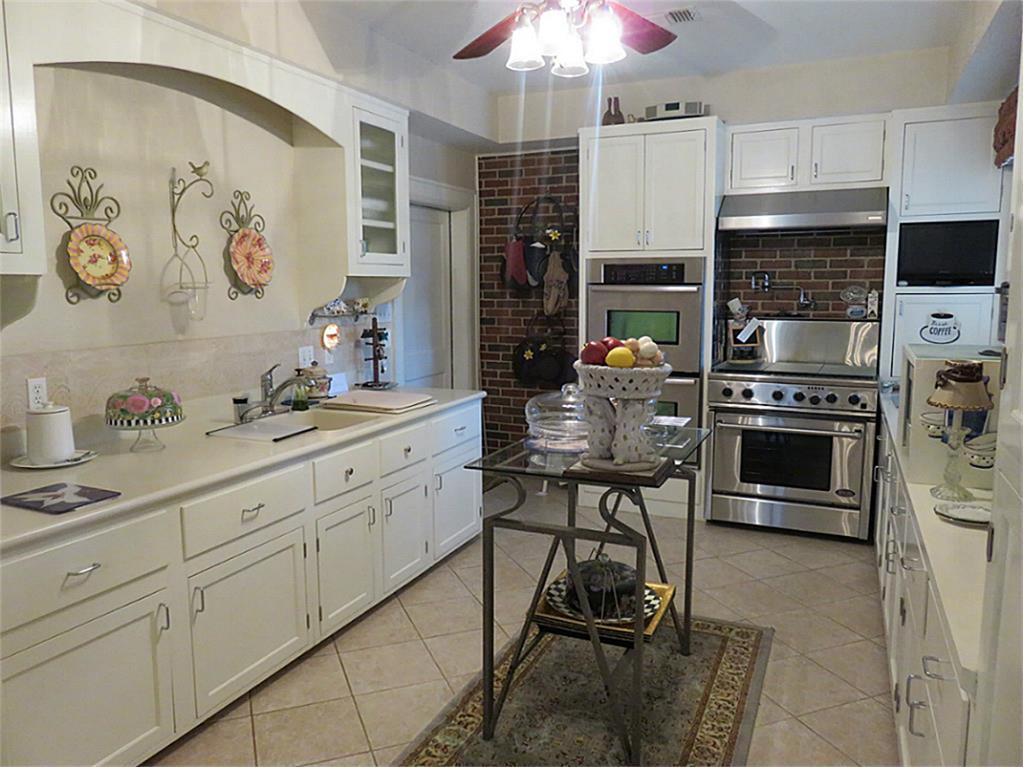 TalkToTomHouse's tweet image. 4502 Ave N1/2 in #Galveston is a spectacular 5/5.5 with gorgeous #landscaping and #architectural elements.