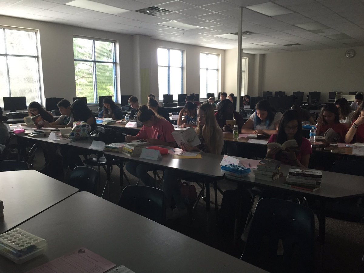 MrsJohnsonAVID's tweet image. Book Speed Dating on the first day of school! #cfbfirstday #GlobalExp #chsliteracy