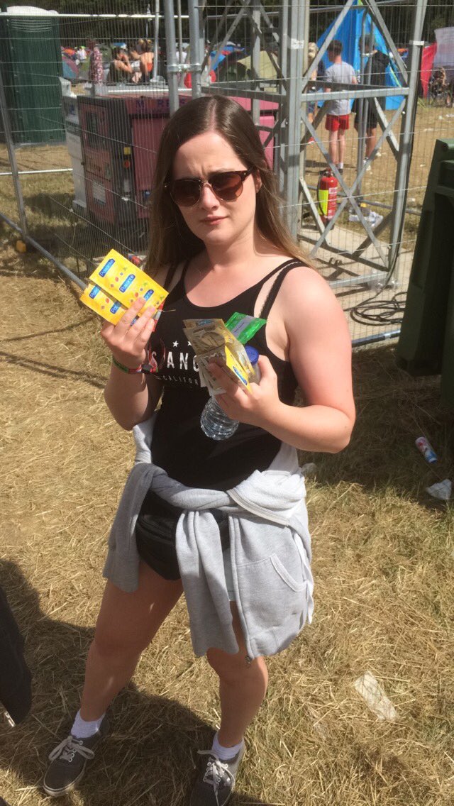 kathrynpriceeex's tweet image. For all you wondering why @MichelleRowe16 didn't get head girl, this could be why🤔 #VFestival2016