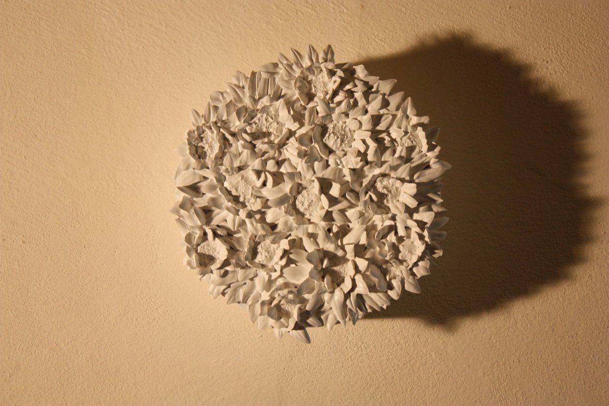 BeatrixBas's tweet image. White Sunflower, 23 x 23 x9,5 cm, Silicone su cartone telato, 2016.