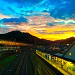 100万ドルの眺め!駅の窓から撮った台風の後の夕焼け空が美しくてはっとする!