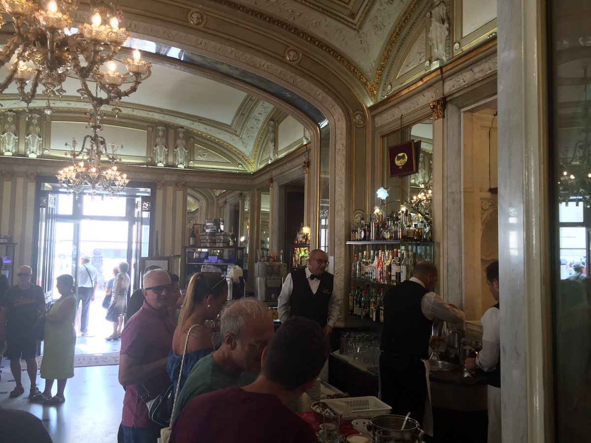 rc_schneider's tweet photo. Café #Gambrinus in #Neapel. Hier hat schon die Kanzlerin ihren caffè (dt.= Espresso) getrunken https://t.co/Swsyn07PMJ