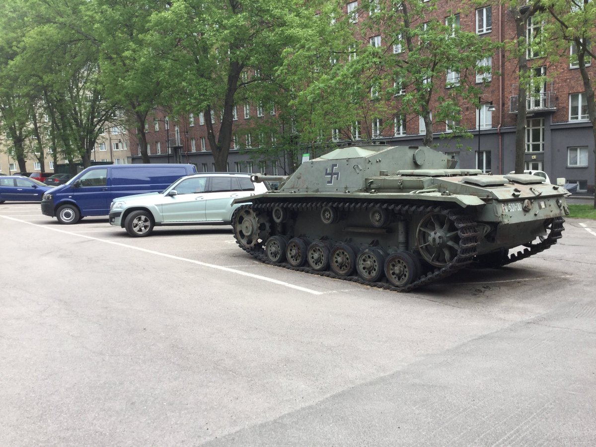 フィンランドで散歩中 駐車場にまさかの戦車発見 世界大戦の頃から違法駐車してる ってマジか 真相 Togetter