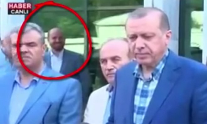 çoğu çocuk 54kişi canvermiş.babası çocuk canlıbomba yaptı diyor.o arkada sohbet edip gülüyor
gazeteport.com/2016/bilal-erd…