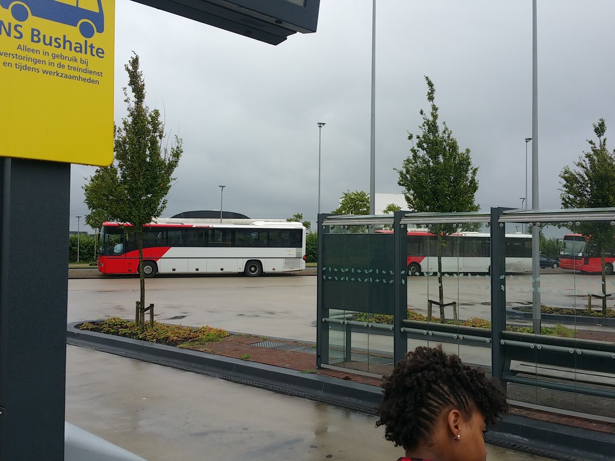Buteanol's tweet photo. @NS_online goede morgen, sta op almere poort, 2 volle bussen weesp voorbij , 5 reserve bussen die niet rijden. Help https://t.co/wLscHiq7gd