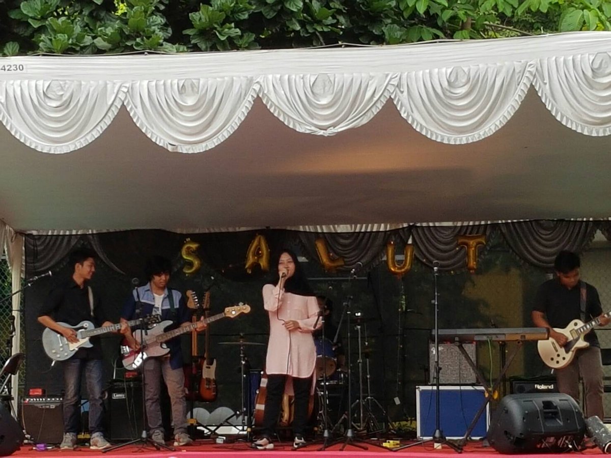 Band LACAREZZO lagi tampil nih! Yuk merapat 😍😍
#tendapurnama2016
