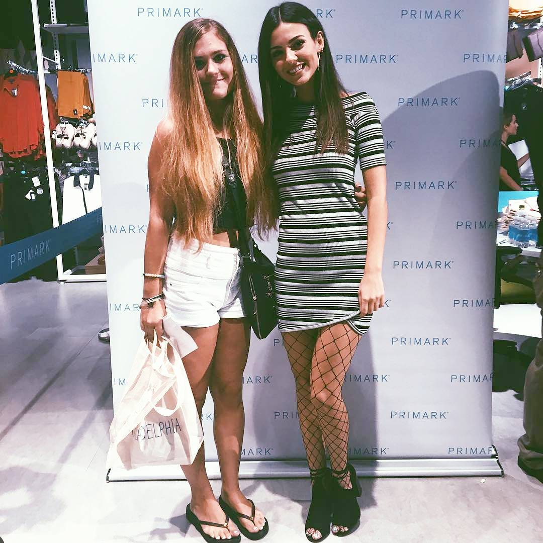 VJusticeFrance's tweet photo. #PHOTO Victoria et des fans le 18 août à l'ouverture du magasin Primark. #3 https://t.co/Pjwi0qnCoI