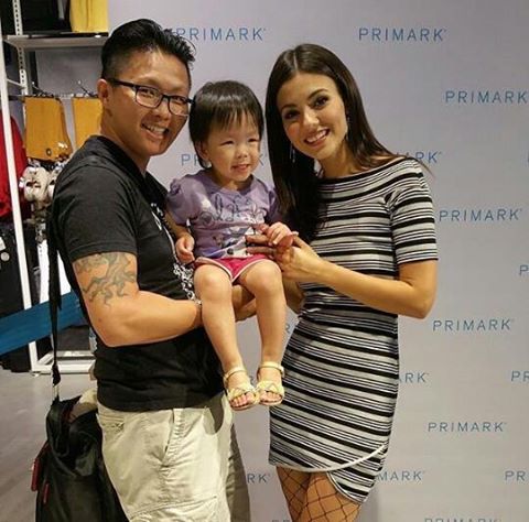 VJusticeFrance's tweet photo. #PHOTO Victoria et des fans le 18 août à l'ouverture du magasin Primark. #3 https://t.co/Pjwi0qnCoI