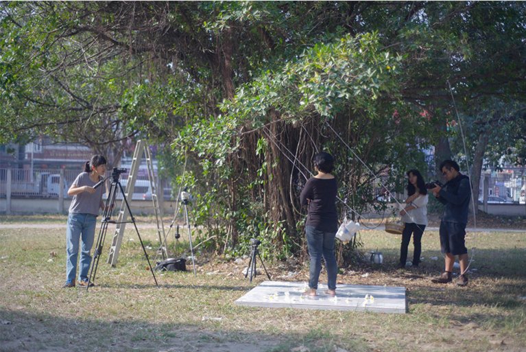 bijutsutecho_'s tweet photo. HAGIWARA PROJECTSで開催した地主麻衣子（じぬし・まいこ）の個展「新しい愛の体験」では、タイで現地の女性との対話を撮影した映像作品を発表。そのレビューをご紹介します！https://t.co/JtCgPEkDrN https://t.co/tjZuHdpPbz