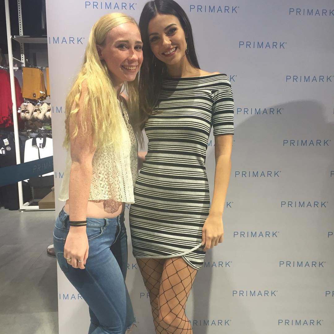 VJusticeFrance's tweet photo. #PHOTO Victoria et des fans le 18 août à l'ouverture du magasin Primark en Pennsylvanie. #1 https://t.co/puagwy5zB0