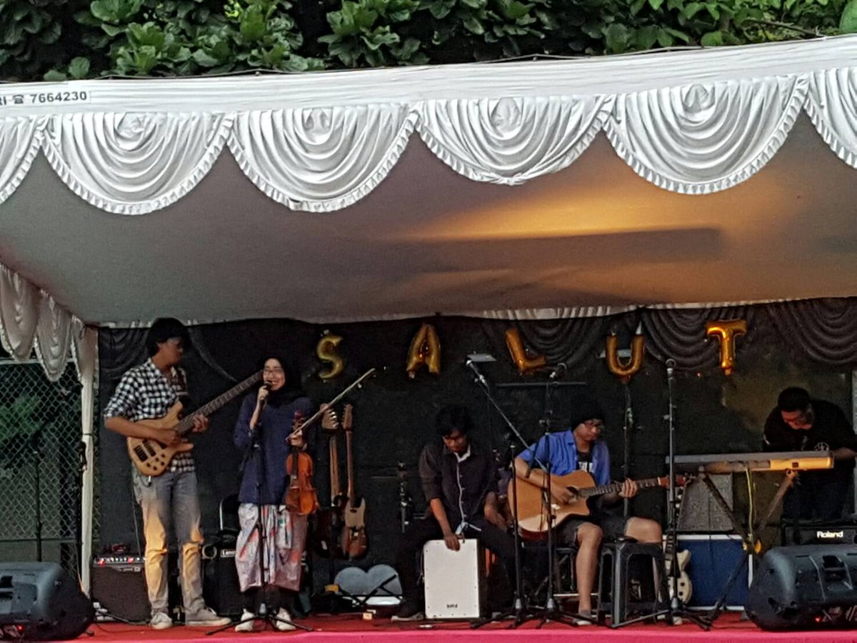 Biola, Gitar, dan Cajoon dalam Suara Dawai lagi tampil nih! Indah banget loh 😭😭 
#tendapurnama2016