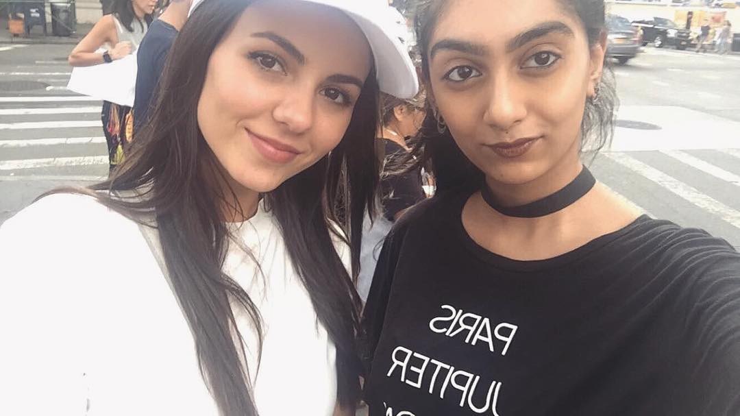 VJusticeFrance's tweet photo. #PHOTO Victoria et des fans le 19 août à New York. https://t.co/0Ge3BnjQTI