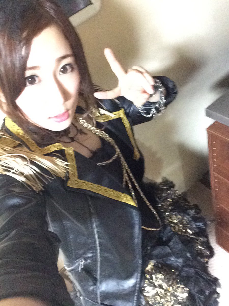 sakuragawa_megu's tweet photo. 衣装はね、夜のライブという事で黒！そしてオリンピックを意識したゴールド！あとちょっぴり両肩をダンスィンさせてみたよ♡
可愛い桜色の衣装も捨てがたかったのですが、何せセットリストが攻め曲揃いでしたので(*≧艸≦)
#ExE_2016 https://t.co/j7DO5thnWZ