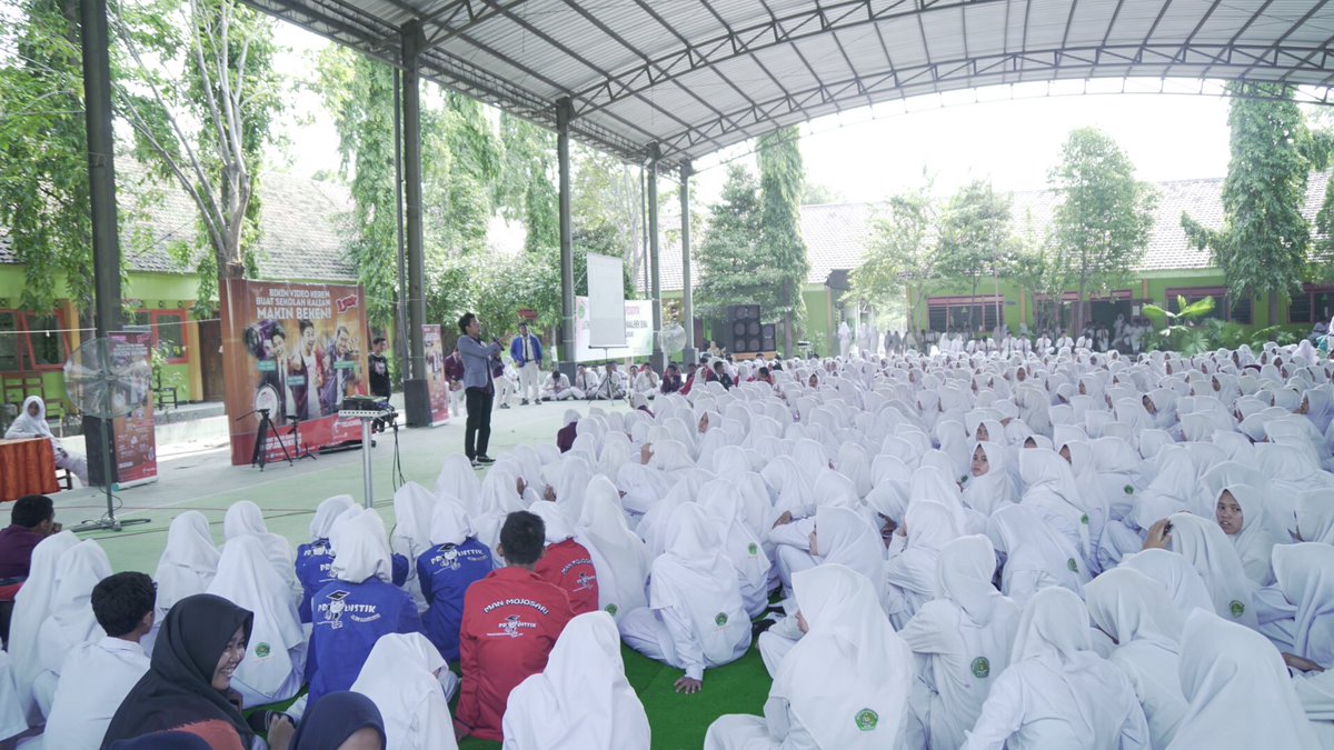 Moektito's tweet image. MAN Mojosari! Meriah sekali tadi! #LoopKePo #LOOP_ID