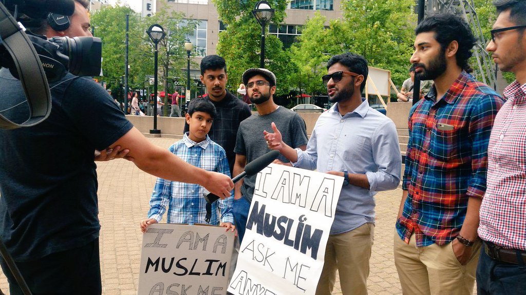 Jariullah_Adnan's tweet photo. #MobileMuslims was a huge success!
Over 120 TV/Newspaper/Radio interviews.
40 Days. 35 Towns. 1 Message. Islam=Peace https://t.co/5mDHq8ttml