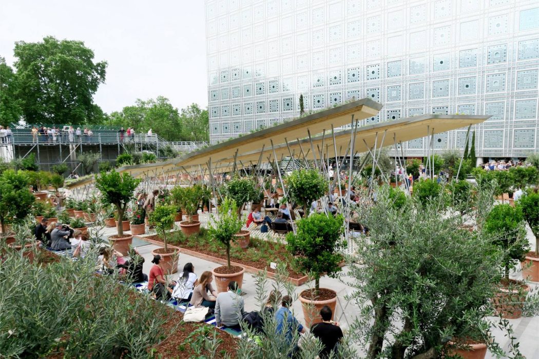 Jasmin, thé à la menthe et pâtisseries orientales sur le parvis de l'IMA (1 rue des Fossés-St-Bernard 5e).