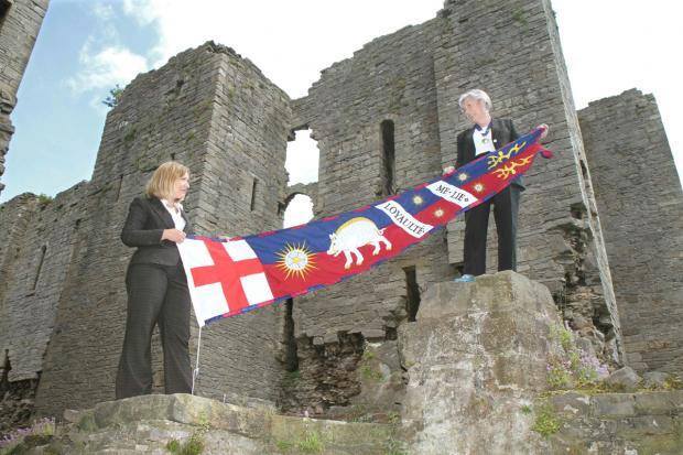 CarolJFW's tweet photo. Raising the standard of #RichardIII at his castle at Middleham to mark his death OTD 1485 #RIP #LoyalteMeLie https://t.co/cnvPSMbgdK