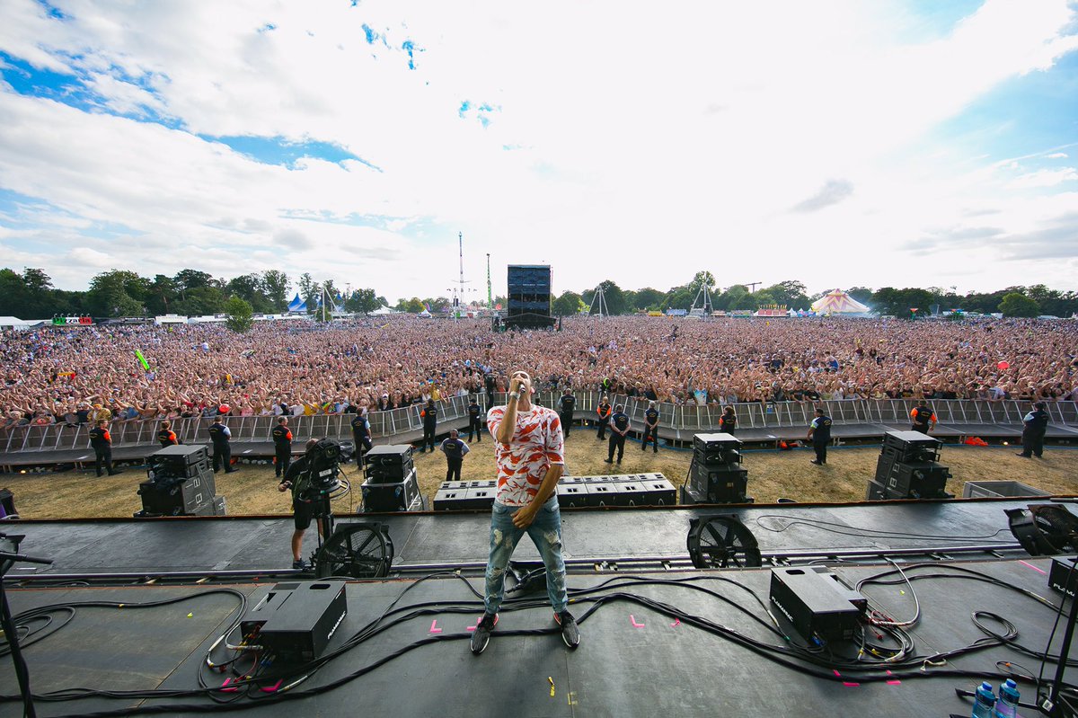 example's tweet photo. Thank you for having me @vfestival https://t.co/1XWoZkQGY9