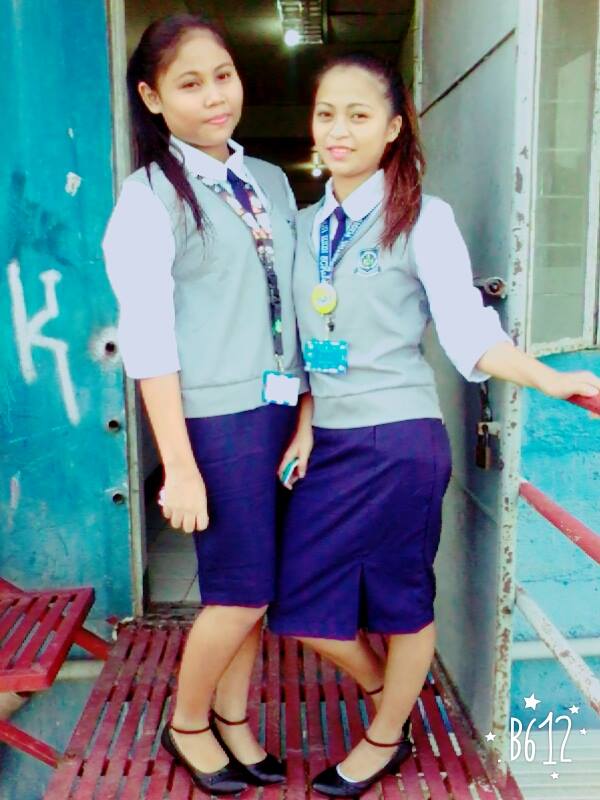 TeffanyGonsale1's tweet photo. first day wearing our skul
 uniform....
 1st tymku  ito.... https://t.co/qmL9m6MtnJ