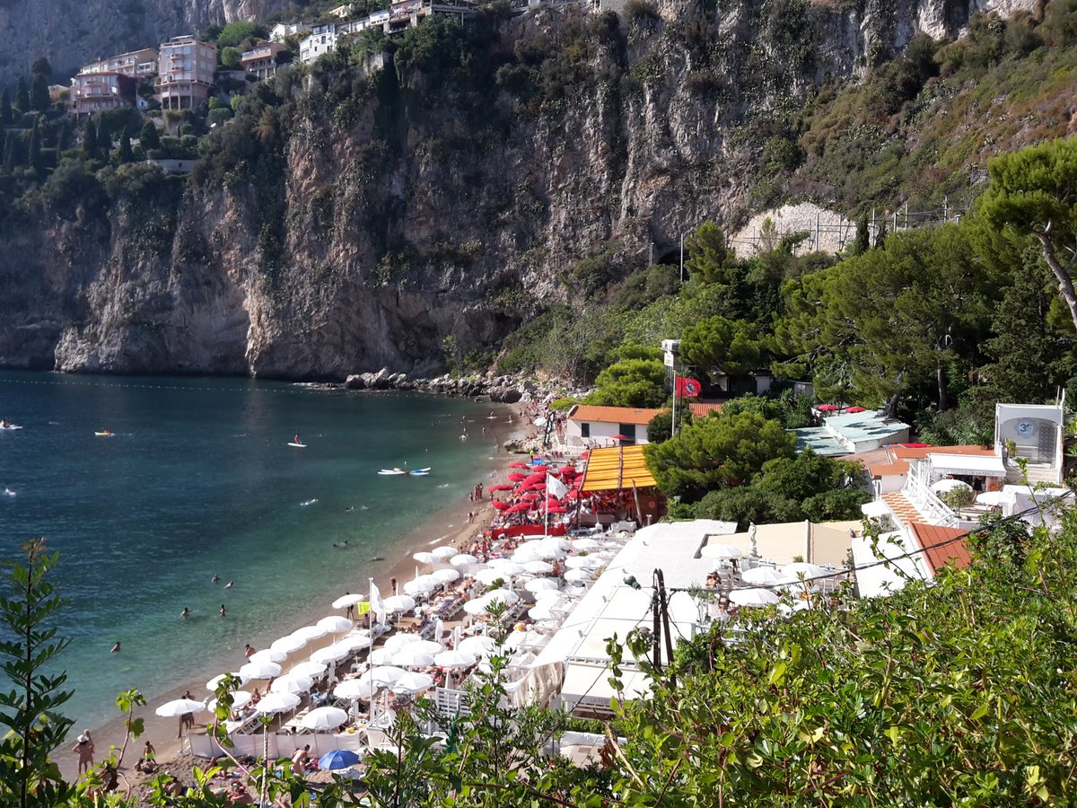 DiegoBeccaria's tweet photo. spiaggia di cap d'ail   bel posto https://t.co/ZqarLKfz4i