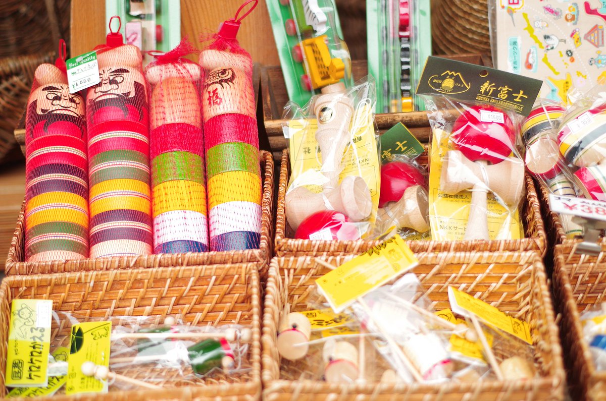 ノスタル部 Sur Twitter おはらい町 伊勢神宮 内宮前の通り 和風な出で立ちの飲食店やお土産 屋が数多く軒を連ね 参拝客たちで多いに賑わっている 伊勢玩具などレトロな雑貨も沢山売っており 懐かしさを感じつつ買い物も楽しめる 伊勢神宮 レトロ 玩具