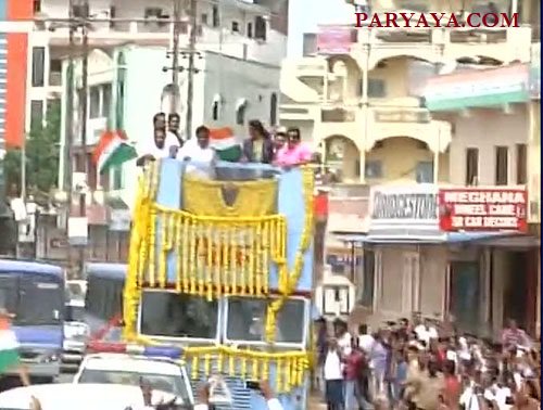 Nethrakere's tweet photo. P.V. #Sindhu received #grand #welcome at #Hyderabad
https://t.co/6wEVOebQhg
#RioApathyRun
#BoysSKOREtoo
#WhereYouB https://t.co/FWOfwnh1xm