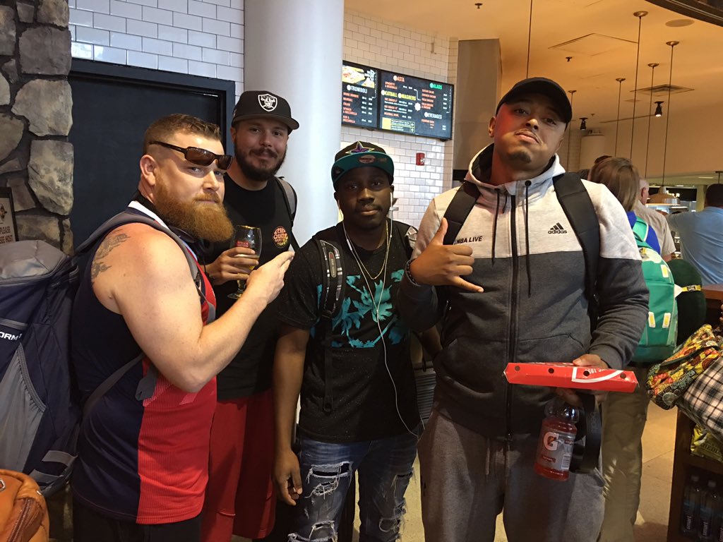 MUTGuru's tweet photo. Amazing who you run into in Charlotte..

@EACornellG @ToKeNasty @QJBeat  #LifesCrazy #WhatInTheBlueMoon https://t.co/TVVdphdt7M