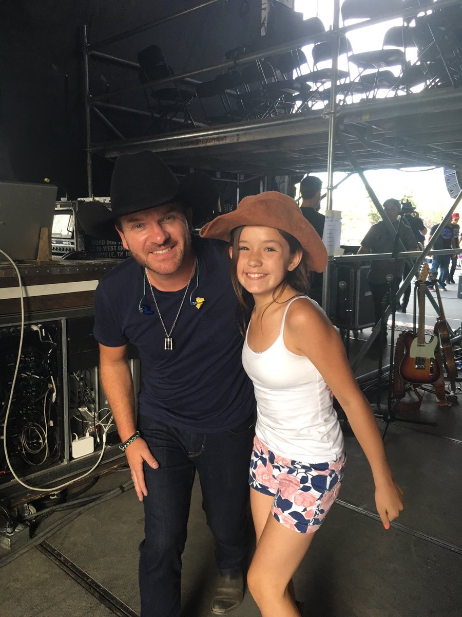 JasonLovas's tweet photo. @BobbyWillsMusic great show this weekend at #CountryThunder thanks for taking the time for a pic with my girls https://t.co/g2FYMlZoEh