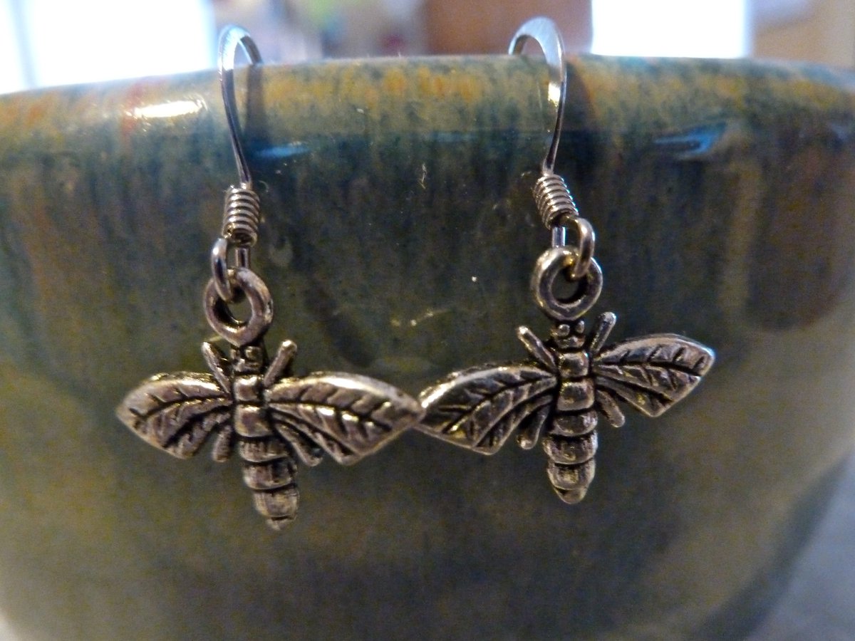 SarahBsNH's tweet photo. Bees! https://t.co/JjtZPJSe2d #Etsy #jewelry #jewelryonetsy #bees #earrings #etsyretwt #monday #smallbiz https://t.co/tIv2cc8HxM