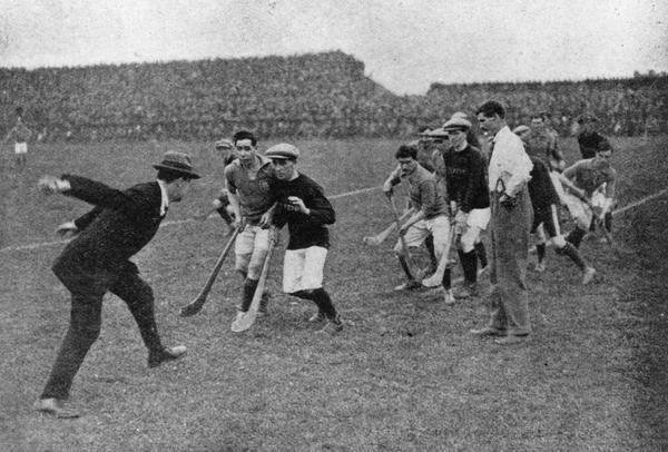 CrumlinFuels's tweet image. Michael Collins throwing in the sliotar at the 1921 #AllIrelandFinal @CrokePark - Died at Béal na Bláth Aug 22, 1922