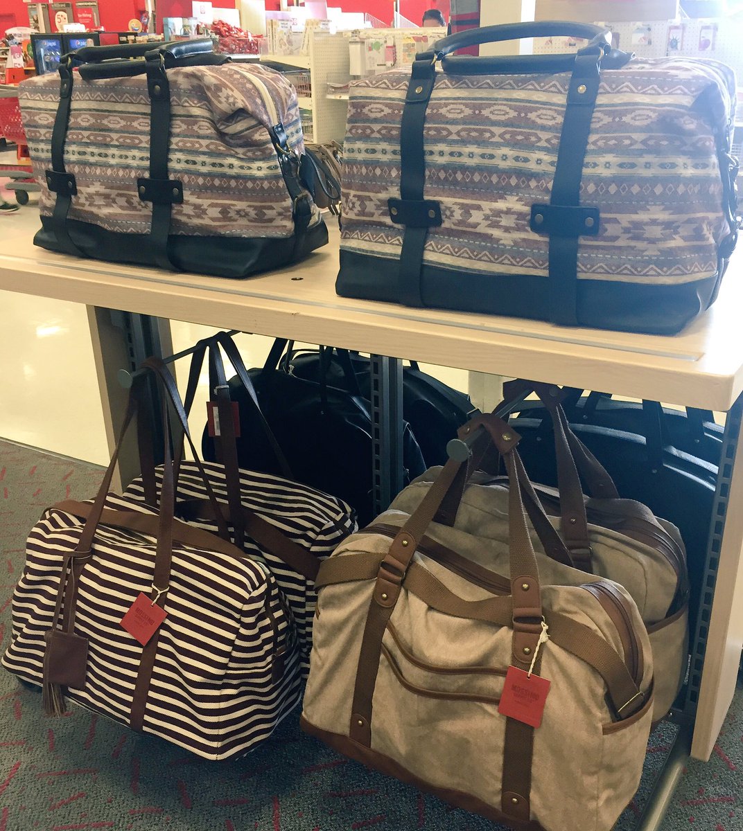 Getting away for Labor Day weekend? #weekendtotesonfleek #tablerefresh <a href="/williamsveroni2/">Veronica Williams</a> <a href="/kisa_lew/">Kisa Lew</a>